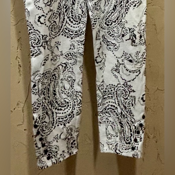 White and black paisley print capri pants -Slim Factor by Investments - Picture 3 of 6